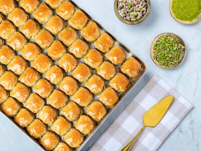 Dilber Dudağı Baklava with Pistachio on a Tray - 